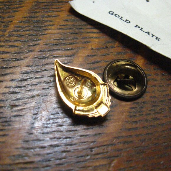 Red Cross Blood Drive Vintage Lapel Pin - Picture 5 of 6